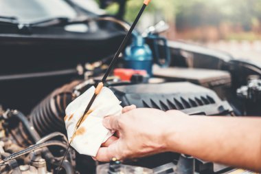 Garaj teknisyen eller, makinist yağını kontrol mekanik otomatik olarak çalışan otomatik mekanik çalışan servis ve bakım araba tamir.