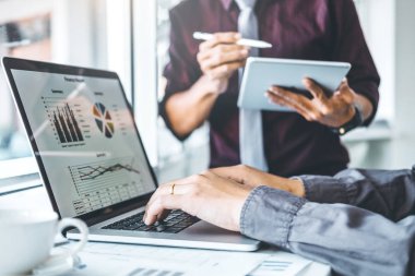 İş planlama strateji analiz yatırım toplantı ve kavram kaydetme takım birlikte çalışıyor. Dizüstü bilgisayarda yeni planı mali grafik verilerini tartışırken Toplantı.