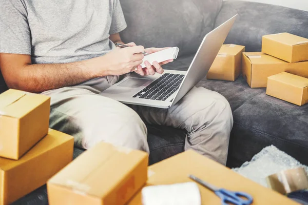 Ambalaj başlangıç girişimci küçük işletme sahibi ile evde, Online iş satıcı ambalaj ve teslimat kavramı çalışan KOBİ serbest adam
