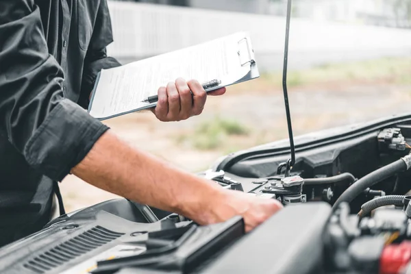 Auto Szerelő Dolgozik Garázs Technikus Gazdaság Csipeszes Írótábla Ellenőriz Szerelő — Stock Fotó