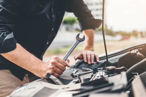 Garázs Auto Szerelő Dolgozó Szakember Kezében Autó Szerelő Dolgozik Automatikus — Stock Fotó