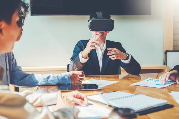 Sanal iş toplantı planlama stratejisi analiz kavramı dizüstü toplantı ile teknoloji