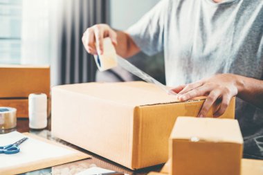 Ambalaj başlangıç girişimci küçük işletme sahibi ile evde, Online iş satıcı ambalaj ve teslimat kavramı çalışan KOBİ serbest adam