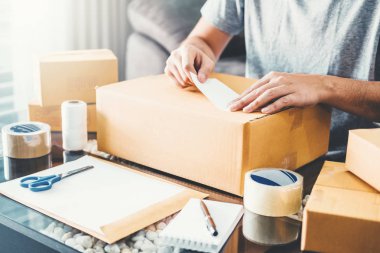 Ambalaj başlangıç girişimci küçük işletme sahibi ile evde, Online iş satıcı ambalaj ve teslimat kavramı çalışan KOBİ serbest adam