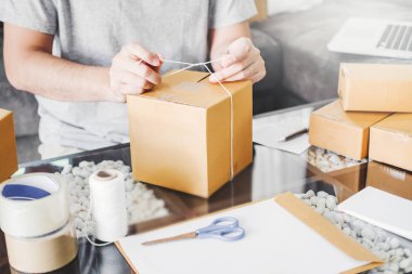 Ambalaj başlangıç girişimci küçük işletme sahibi ile evde, Online iş satıcı ambalaj ve teslimat kavramı çalışan KOBİ serbest adam