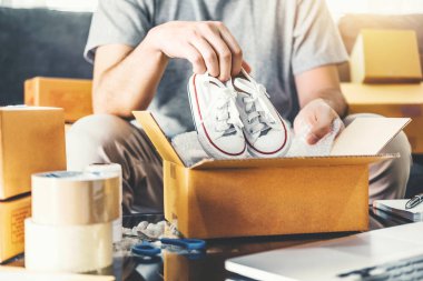 Ambalaj başlangıç girişimci küçük işletme sahibi ile evde, Online iş satıcı ambalaj ve teslimat kavramı çalışan KOBİ serbest adam