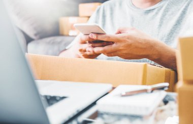 Ambalaj başlangıç girişimci küçük işletme sahibi ile evde, Online iş satıcı ambalaj ve teslimat kavramı çalışan KOBİ serbest adam