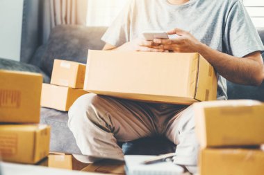 Ambalaj başlangıç girişimci küçük işletme sahibi ile evde, Online iş satıcı ambalaj ve teslimat kavramı çalışan KOBİ serbest adam