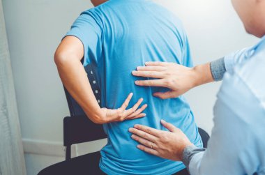 Doktor hasta geri sorunlar fizik tedavi konsepti ile danışmanlık