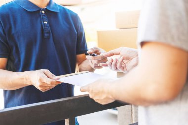 Müşteri adam imza paket evde profesyonel teslim adamdan almak için Pano