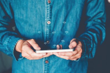 Ekranda hareket eden online simgesi sosyal ağ bağlantısı ile işadamı