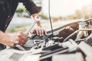 Otomatik mekanik çalışma garaj teknisyen araba oto tamir servis ve bakım araç kontrol mekanik çalışan eller.