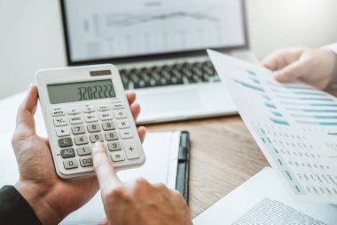 İş planlama strateji analiz yatırım toplantı ve kavram kaydetme takım birlikte çalışıyor. Dizüstü bilgisayarda yeni planı mali grafik verilerini tartışırken Toplantı.
