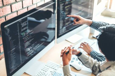 Programcı ekip geliştirme web sitesi tasarımı geliştirme ve yazılım şirket ofisinde çalışan teknolojileri kodlama