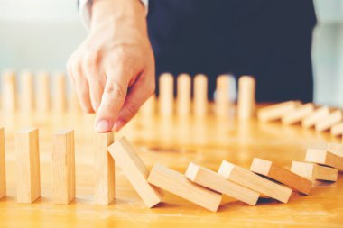 İşadamı plan ve strateji iş Domino etkisi Problem çözme