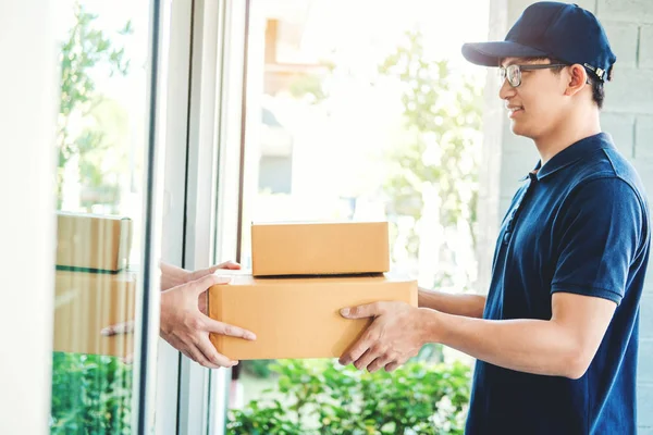 Aziatische Man Hand Aanvaarding Van Een Levering Dozen Van Professionele — Stockfoto