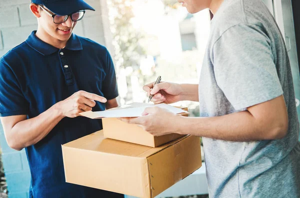 Firma Del Hombre Del Cliente Portapapeles Para Recibir Paquete Del — Foto de Stock