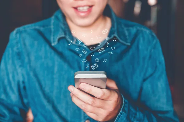 Affärsman Med Mobila Online Ikonen Sociala Nätverksanslutning Skärmen — Stockfoto