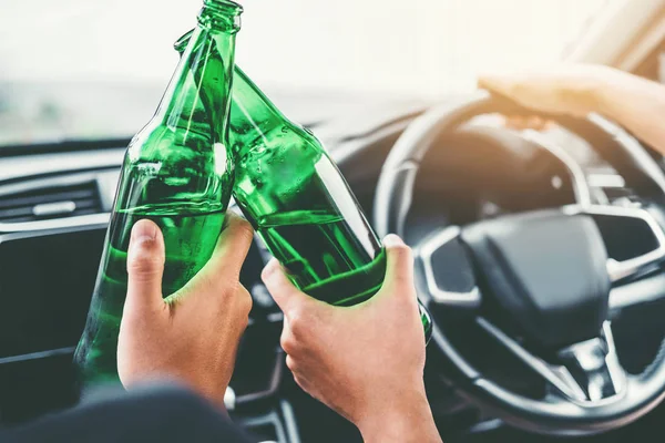 Fiesta Hombre Borracho Con Amigos Coche Conducción Carretera Celebración Cerveza — Foto de Stock