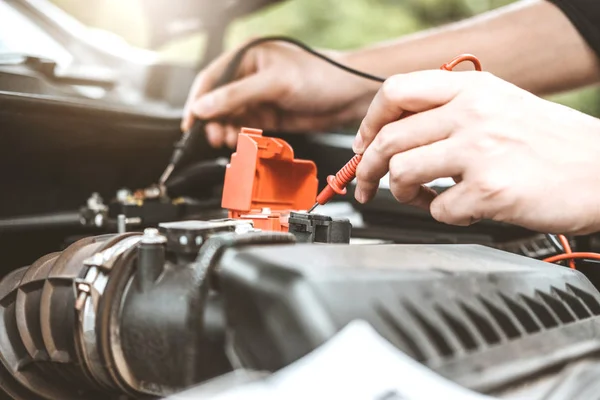 Mecánico Automático Trabajando Garaje Técnico Manos Del Mecánico Del Coche —  Fotos de Stock