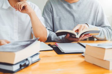 Yüksek okul veya üniversite öğrencileri eğitim ve birlikte kitaplıkta okuma
