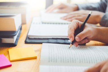 Yüksek okul veya üniversite öğrencileri eğitim ve birlikte kitaplıkta okuma