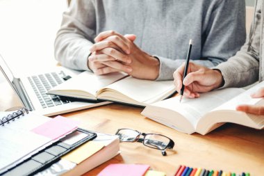 Yüksek okul veya üniversite öğrencileri eğitim ve birlikte kitaplıkta okuma