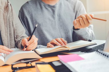 Yüksek okul veya üniversite öğrencileri eğitim ve birlikte kitaplıkta okuma
