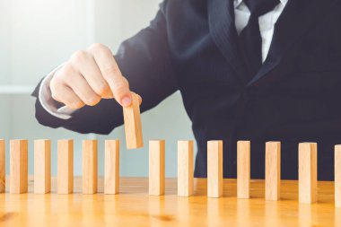 İşadamı plan ve strateji iş Domino etkisi Problem çözme