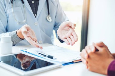 Doktorlar ve hastalar oturup konuşmak. Masada hastane penceresinde yakınındaki.