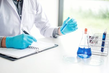 Bilim adamı bilimsel deney bilim kavramı sırasında araçları tutarak ekipman ile
