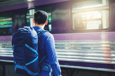 Turist adam backpacker tren istasyonunda seyahat etmek harita kullanarak