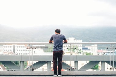 Yalnız ve mutsuz men şehir manzaralı ve günbatımı arıyoruz