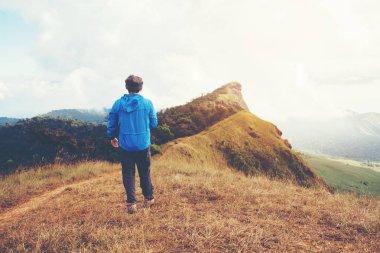 Turizm ve seyahat adam sırt çantası dağ Chiangmai Tayland ile