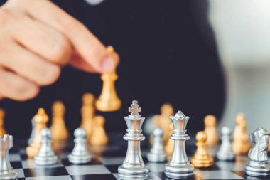 Planlama önde gelen strateji başarılı iş lideri kavramının işadamı satranç oyun