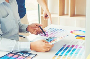 Grafik tasarımcı grafik tablet işyerinde çizim