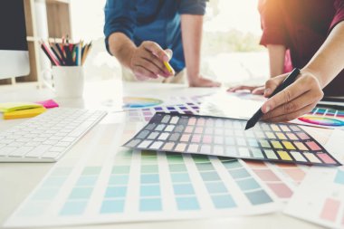 Grafik tasarımcı grafik tablet işyerinde çizim