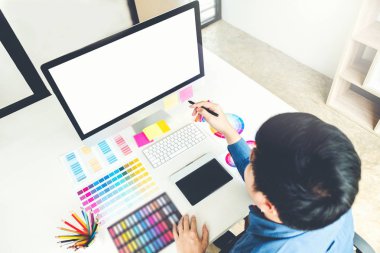 Grafik tasarımcı grafik tablet işyerinde çizim