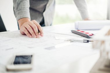 Mimar ya da ofis planı üzerinde çalışıyor. Mimarlar işyeri
