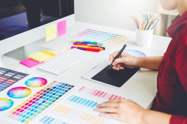 Grafik tasarımcı grafik tablet işyerinde çizim