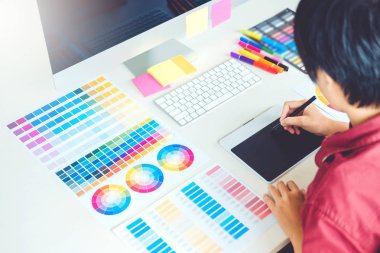 Grafik tasarımcı grafik tablet işyerinde çizim