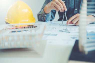 Mimar ya da ofis planı üzerinde çalışıyor. Mimarlar işyeri