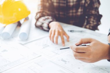 Mimari proje için Toplantı ve ortak çalışma alanı üzerinde mühendislik ile çalışan mühendis