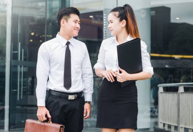 Toplantı ve işten sonra dijital tablet açık kullanarak Asya iş adamları