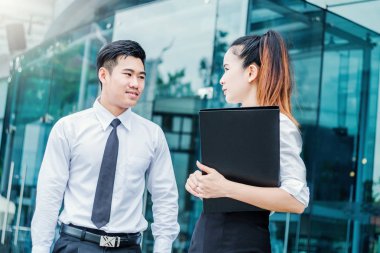 Toplantı ve işten sonra dijital tablet açık kullanarak Asya iş adamları