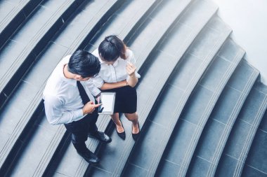 Toplantı ve işten sonra dijital tablet açık kullanarak Asya iş adamları Üstten Görünüm