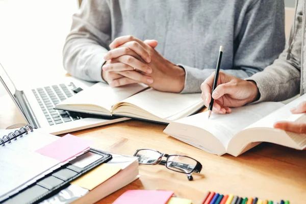 Estudiantes Secundaria Universitarios Que Estudian Leen Juntos Biblioteca —  Fotos de Stock