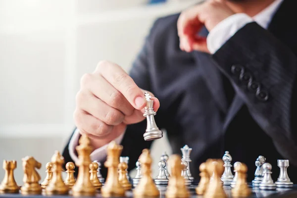 Бизнесмен Играющий Шахматы Планирование Успешной Стратегии Лидерства Бизнесе — стоковое фото