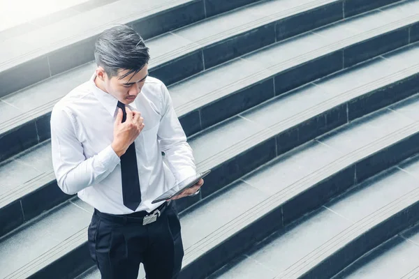 Empresario Con Café Usando Tableta Digital Ciudad Fuera Oficina — Foto de Stock