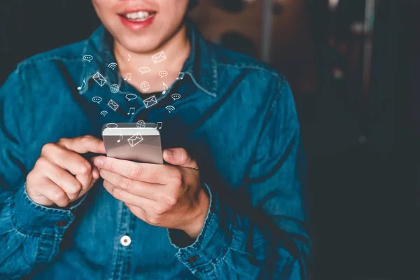 Affärsman Med Mobila Online Ikonen Sociala Nätverksanslutning Skärmen — Stockfoto